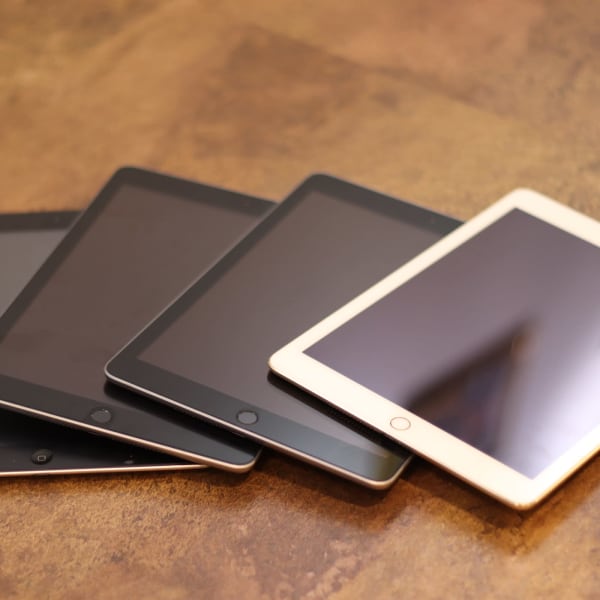 iPadで雑誌250誌、Netflixで映画見放題！全席WiFi、充電器も完備|Stazio54 神戸 元町 三宮