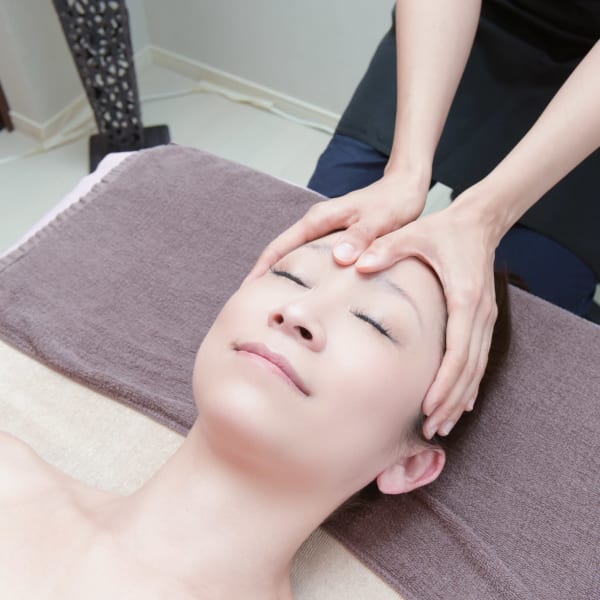 頭蓋骨矯正で、頭からお顔の歪み、むくみ、くすみをスッキリ|小顔矯正サロン フルール クレール