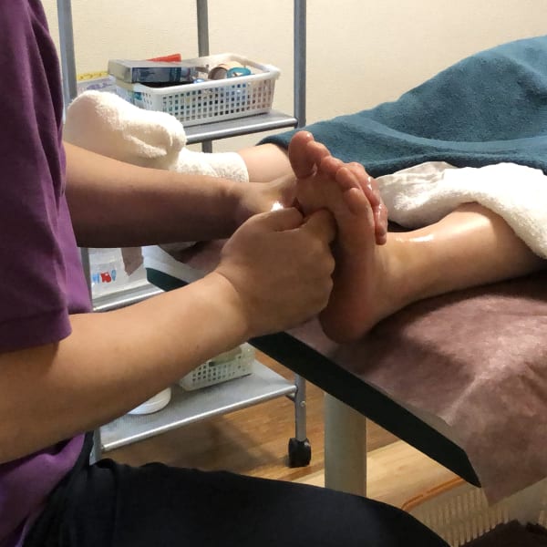 血流を促すことで最終的に体温を上げ、自然治癒力・免疫力を高める足つぼ|足宝館