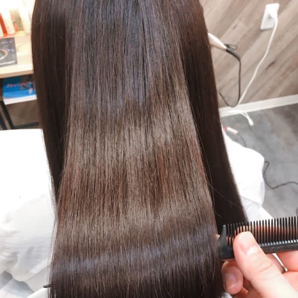 くせ毛の多い沖縄で人気の低ダメージ・サラツヤな仕上がり【南国のココナッツ縮毛矯正】|Hair salon RAIN