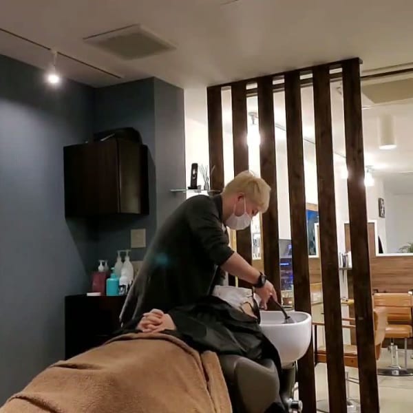 お客様の希望や悩みに合わせて頭皮を改善して、元気な髪へとサポートします！|La MERE