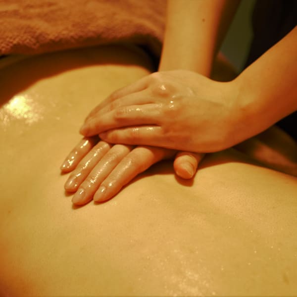 筋の仕組みと構造を熟知したプロによる、至福のオイルマッサージ|うたた寝サロンこもれ陽の森