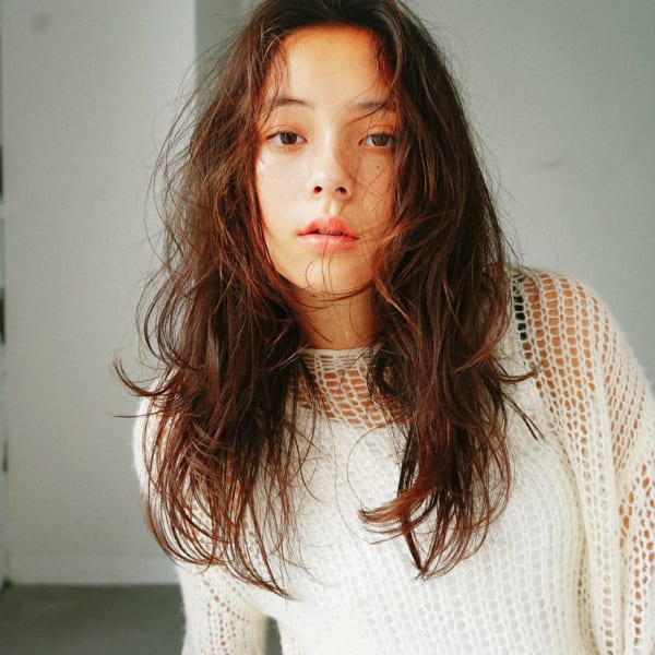 ふんわりパーマで髪にアクセント☆ゆるふわウェーブやモテカールでオシャレを楽しみませんか？|Loom.