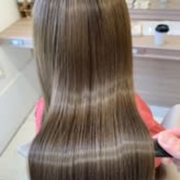 リピート率90%以上のツヤ髪の仕組みとは!?白髪・クセ毛・ダメージ全てのお悩みが解決！本気の髪質改善|Ash 戸田公園店