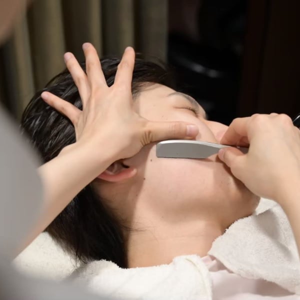 顔剃りのプロ！理容師！理容師室ならではの本格シェービングをご堪能くたさい！|ヒロ銀座ヘアーサロン 浜松町大門店