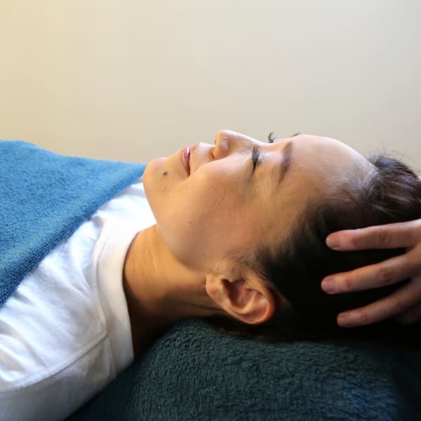 凝り固まった頭皮や目元も丁寧にもみほぐし!|青の洞窟 札幌店 リラクゼーションサロン