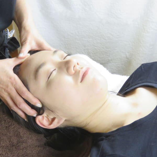 整体歴20年以上の施術者がお悩みにお応えします |【BE CARE(ビィケア)】 まつ毛エクステ&眉毛