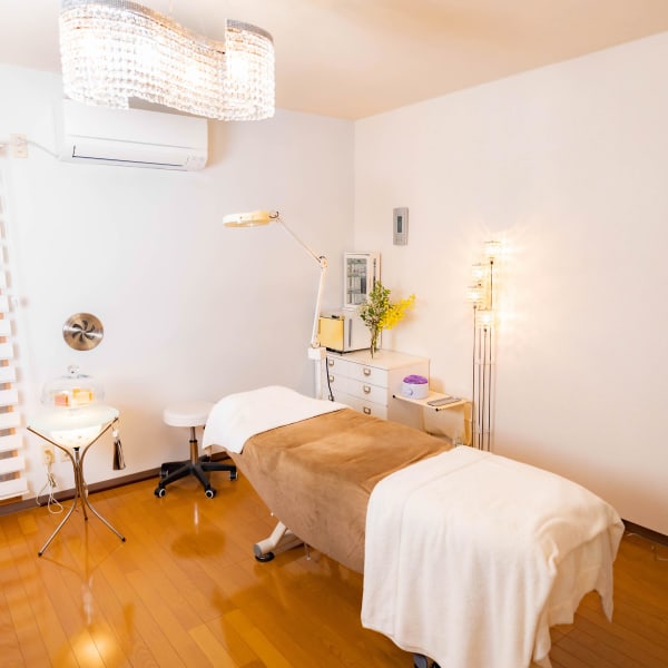 清潔で広い施術ルーム|【BE CARE(ビィケア)】 まつ毛エクステ&眉毛