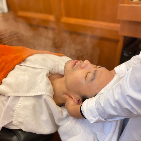 【効果抜群のフェイシャルマッサージ】ベテランの女性スタッフによる巧みな技術で目の疲れを癒します☆|Y's BARBER GINZA LOUNGE