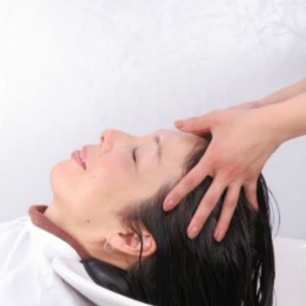 【大人気のヘナカラー★髪と地肌に優しく、髪にハリ・コシがでると大好評のへナ染め】|シェービング&眉毛カット 花花須磨店