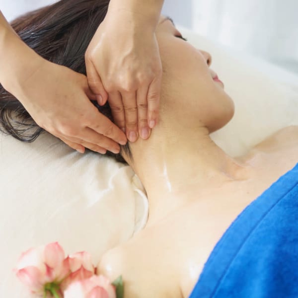 【慢性疲労に】《個室完備☆彡》アロマオイル★★オトナ女性のコリやハリを徹底的にほぐします♪♪|最強アロマトリートメント登場 Palas Atena 表参道