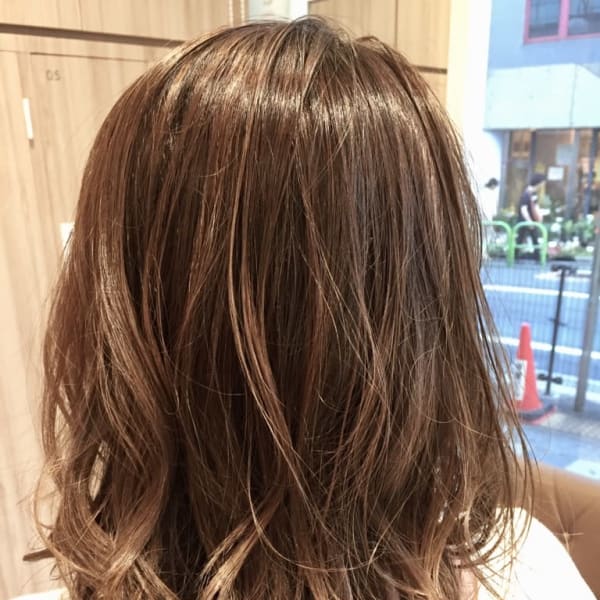 表情をさらに引き立てる、肌色・季節・雰囲気・トレンドを見極めた、オリジナルカラーがAshで見つかる!|Ash 成増店