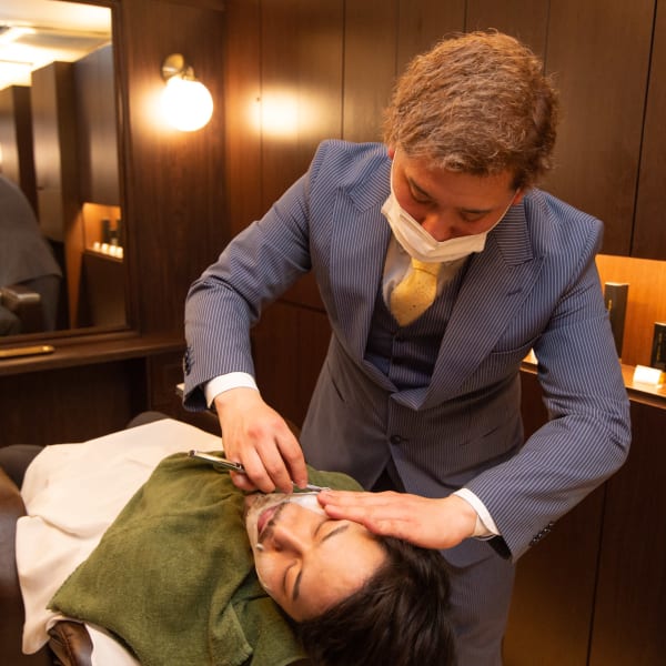 理容学校の教科書の模範となっている「バーバーの模範シェービング」を感じて頂きたい|ヘアサロン大野 帝国ホテル大阪店