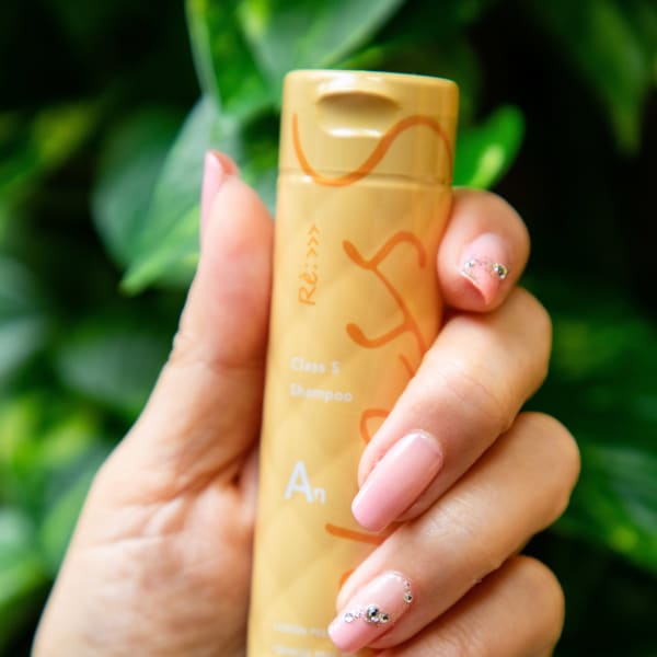 上品なデザインのお爪デザインで、エレガントな雰囲気づくり|Nail Salon G produce byヘアサロン大野