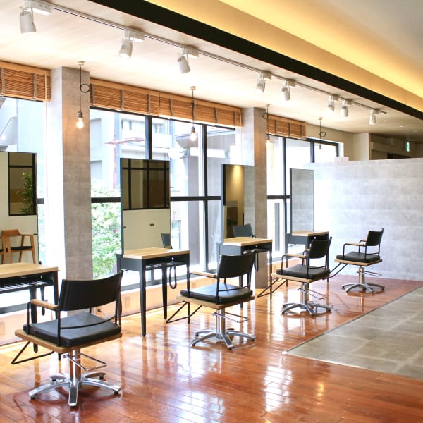 広々した店内でゆったりとお過ごしいただける空間をご提供いたします。|BRICK HAIR & SPA 松山