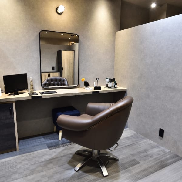 居心地の良い空間で周りの目を気にすることなくお時間を過ごせるように個室をご用意しております。|縮毛矯正と髪質改善の美容院 SMuK