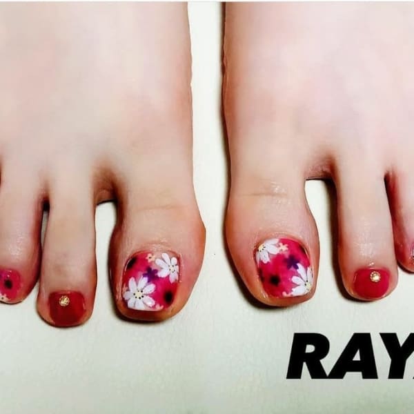 仕事があるから派手にできない・・・けどこだわりたい！そんな方には足元のオシャレをオススメ！！|Nail Salon RAYAS