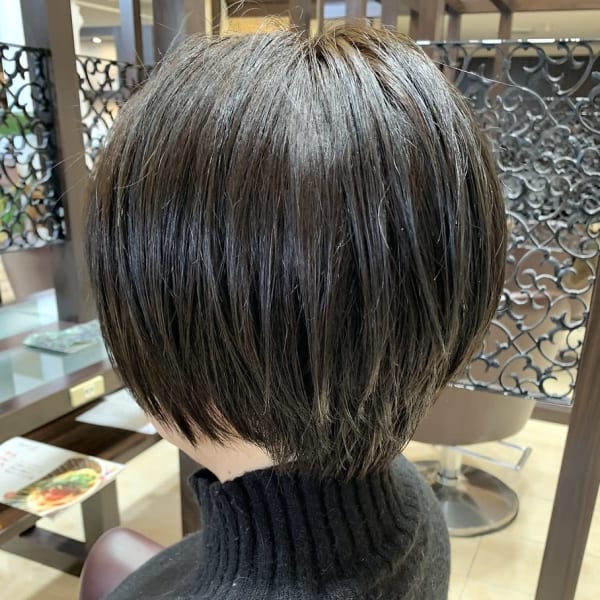 小顔効果抜群◎ [トレンド×上品]を取り入れた、これぞ“大人可愛い”ショートヘア♪|ロイヤルMC