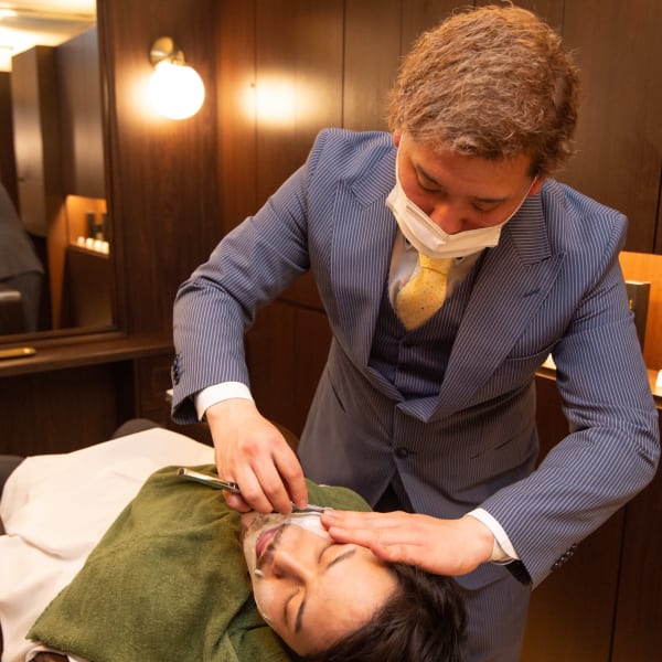 理容師にしかできない剃刀を使用したエステ|ヘアサロン大野 iki 日本橋本店