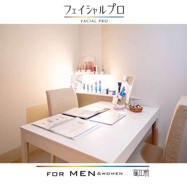 施術後のカウンセリングにもしっかりこだわり、今後のお肌のフォロー提案まで丁寧にお伝え。|フェイシャルプロ 京橋店