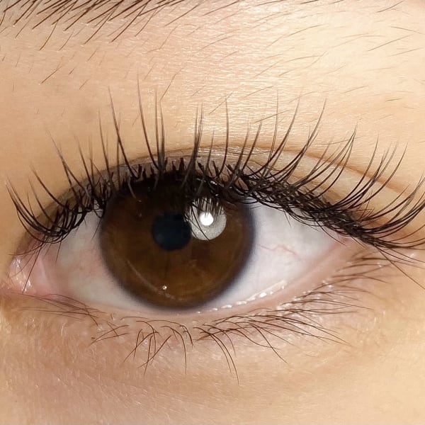 憧れの美まつげを手に入れましょう☆2つに分かれた先端がボリューム感UPにしてくれる☆|Vigor&Looks 白金