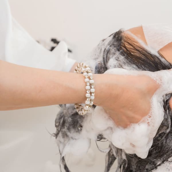 私たちの心と身体にさまざまな効果をもたらす100％天然由来のオイルを使って行う頭皮マッサージ。|Hair studio Rei