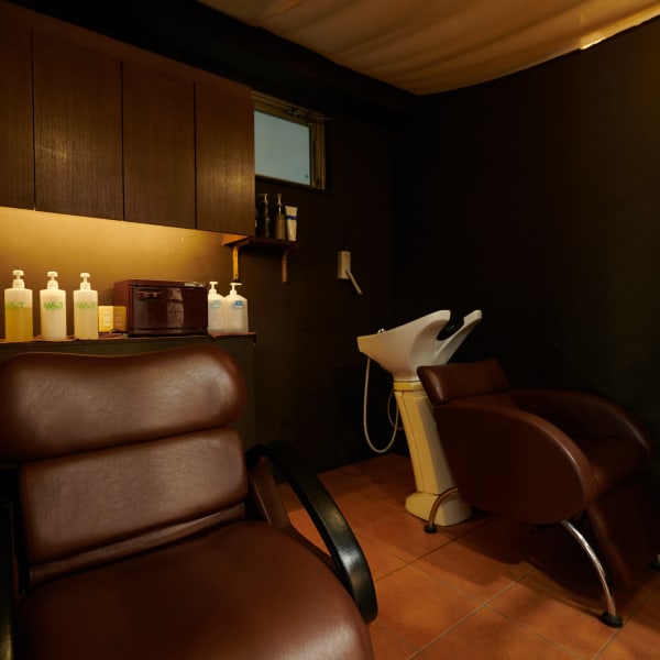 【癒し☆】半個室空間にあるシャンプー台★くつろぎのひと時をお過ごしいただけます♪|Petale