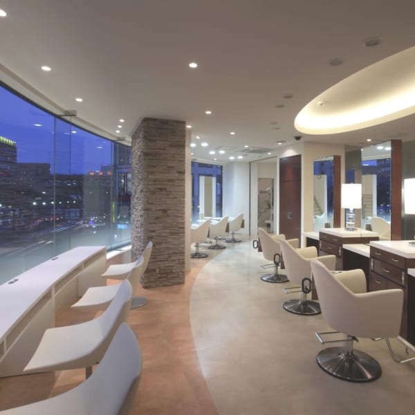 カラーやパーマの待ち時間には外を見ながらカウンターでゆったりティータイムを・・・|LENAHC ARIA