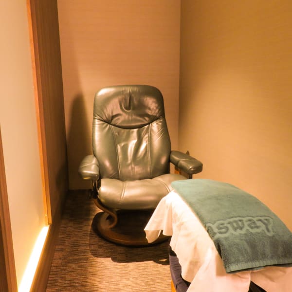 【オイルリフレ】オイルを使ってふくらはぎから足裏にかけて押し流し♪♪|クイーンズウェイ 高島屋京都店