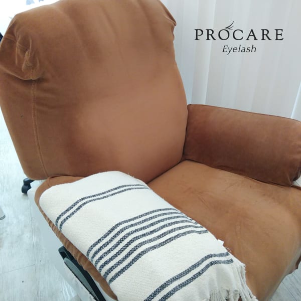 リクライニングソファベッドでリラックスしながらなりたい目元へ|PROCARE Eyelash 新宿本店