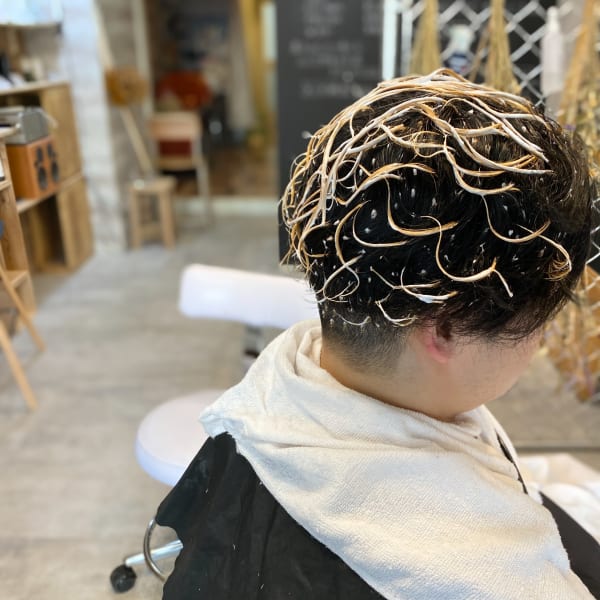 ハイライトキャップを使用して作るメンズやショートスタイルのハイライトスタイル。|HAIRSALON solork