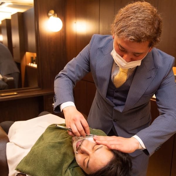 理容学校の教科書へ息をかけた「バーバーの元祖シェービング」を感じて頂きたい|ヘアサロン大野 Barbier店