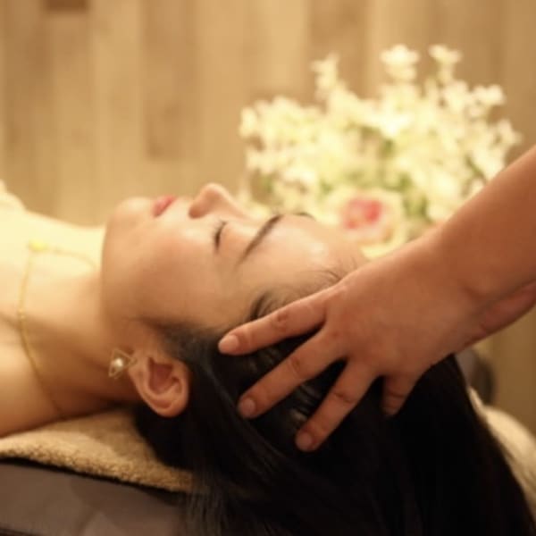 《クレジットカード可》頭の疲れを丁寧にもみほぐします♪「ドライヘッドスパ」でリラックスしませんか?|リフレッシュ&ボヌール 上野広小路店