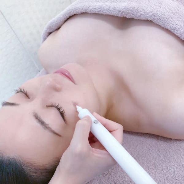 テープなくてOK!お化粧可能のシミケア|肌質改善水玉リフティング&ハーブピーリングsalonvary