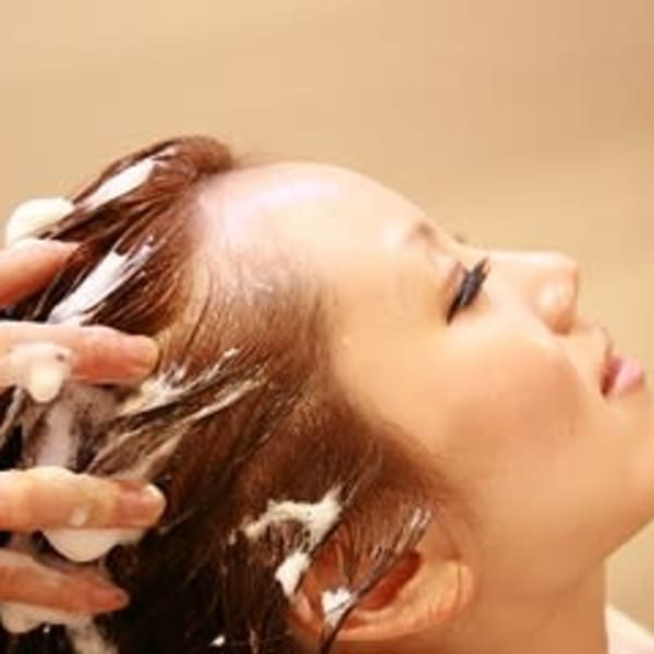 《癒し効果★大★》ヘッドスパ好評♪頭皮環境を改善して、清潔な髪へと徹底ケアいたします！！|Eibi