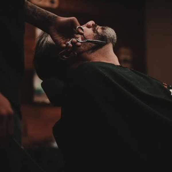 【清潔感と男前度UP】大人男性から大好評の心地よい温かさで仕上げる「スチームシェービング・顔そり」|King's chair cutclub