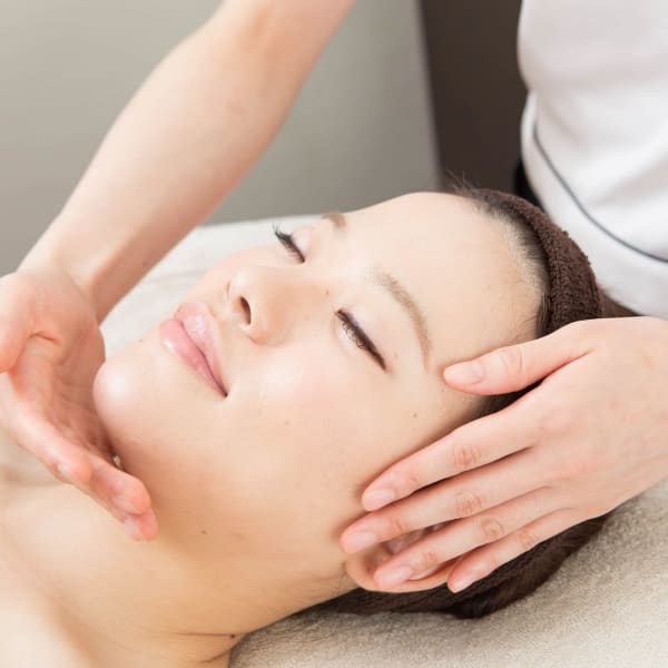 肌に潤い補給で透き通るうるツヤ肌へ！毛穴のお悩みにもオススメ！人気のフェイシャル美白エステ|プレステージ 横須賀中央店