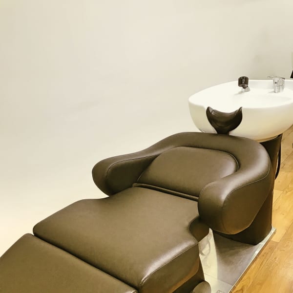 リラックスできるフラットなシャンプー台でシャンプーを!|T&CO HAIR SALON ティーアンドコー