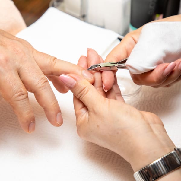 ネイルアートはネイルサロンでも、ネイルケアは当店で！！|ヘアサロン大野 Barbier店