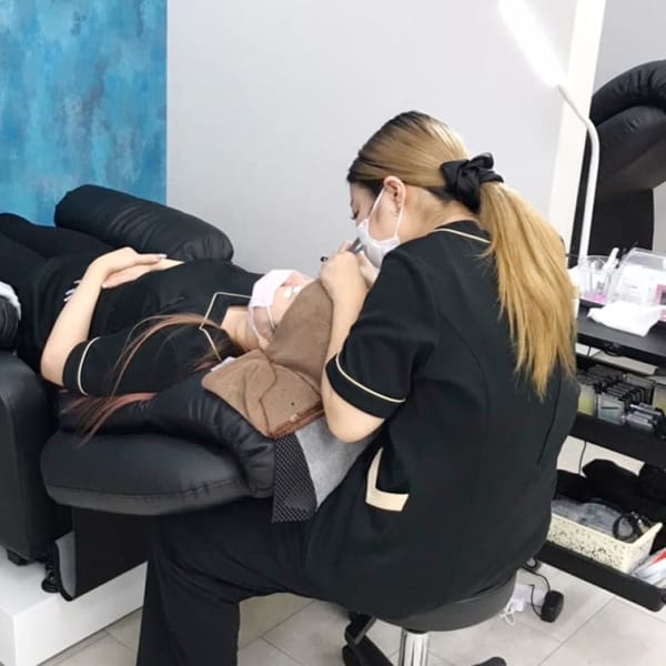 パッチリ目元が叶う♪【パリジェンヌラッシュ】自まつ毛を根元から80度に立ち上げるデザイン☆彡|beauty salon shucre 高畑店