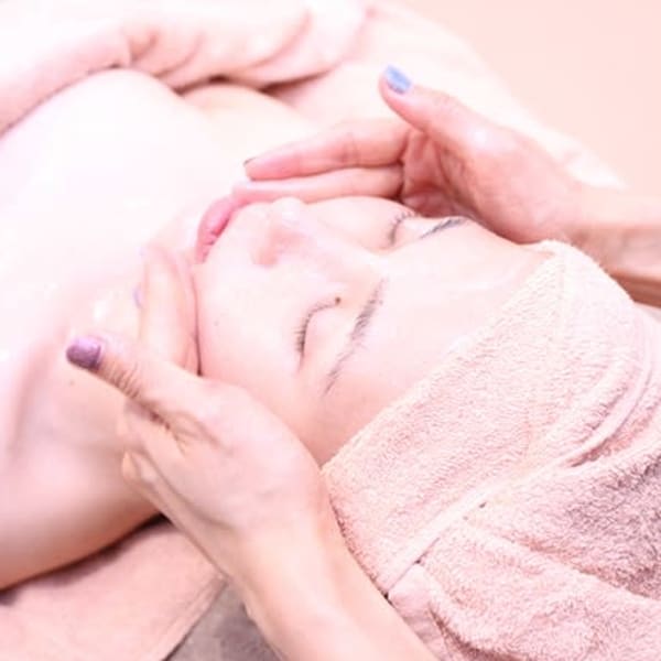 【小顔リンパ+ツルツル毛穴】キレイな美肌をキープ♪ツヤ・潤いたっぷりのツルンとしたモチ肌が実現★|ビューティーサロンアンジュ