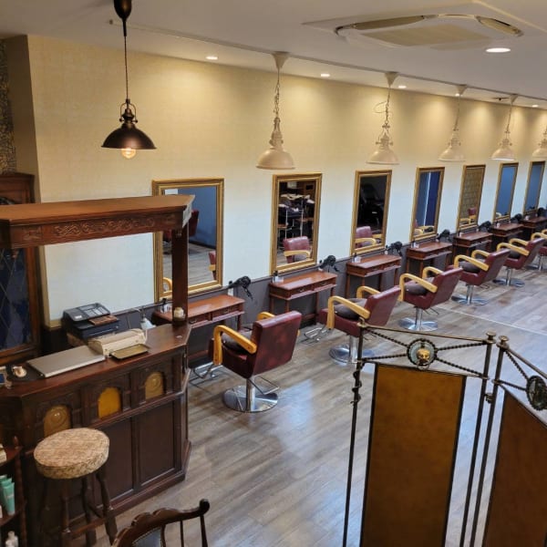 気品高い佇まいのヨーロッパアンティークが魅力の空間|Hair design merci