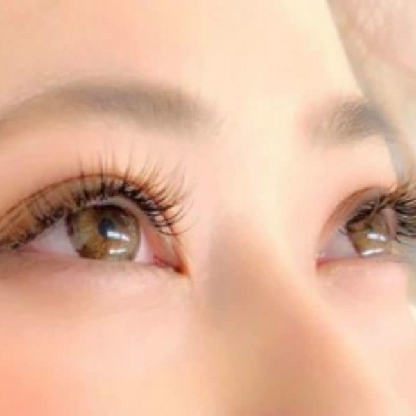 当店人気No.1☆【フラットラッシュ】華やかさUPでフサフサのまつげに☆パッチリ目元が叶う♪♪|MAQUIA五所川原店