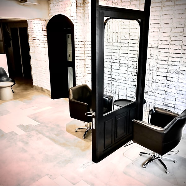 まるでカフェの様な落ち着いて、くつろげる上質空間。担当スタイリストにわがままが言える関係◎|Lusso libera 池袋店