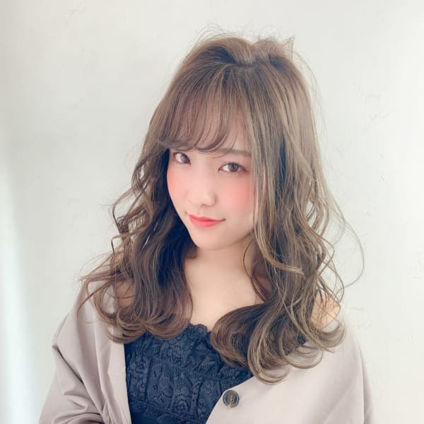 フェミニンでナチュラルなロングヘア|ヘアサロン ウエーブ 流山店