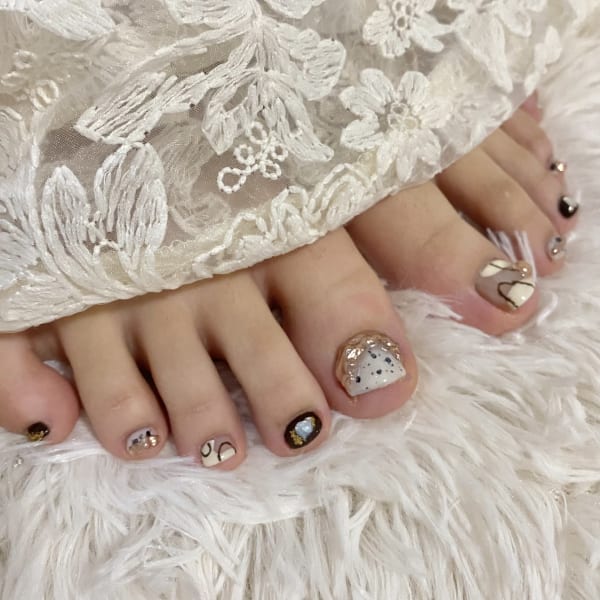 FOOTネイル施術は「リクライニングチェア」でゆったり。 |MENARD CHAMPS BILEC Nail Salon