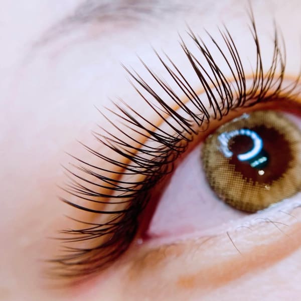 １番人気のフラットラッシュ☆つけ心地の良さから圧倒的リピーター率♪|マツエクマツパーa:Qアーク 久米川店