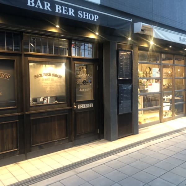 理容室・美容室の入り口は別々になってます。仕事帰りに落ち着く時間を。|SANKARI 真法院店