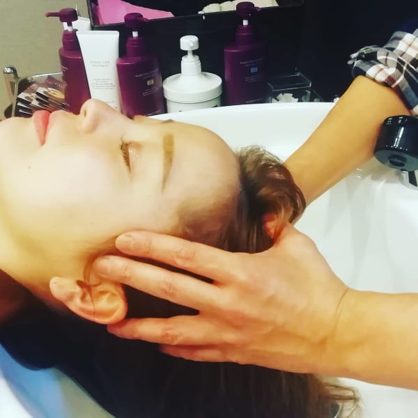 トリートメントとヘッドスパで髪質改善と持続性を第一に考え、髪と頭皮にリラクゼーションと改善を与えます|Mic link .jam