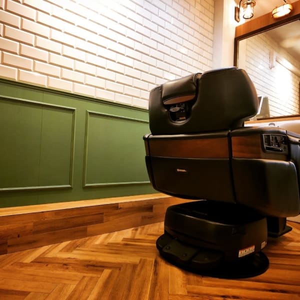 【各席独立型の個室風空間】だから隣の席を気にすることなくリラックス。|Y's BARBER GINZA 御茶ノ水店